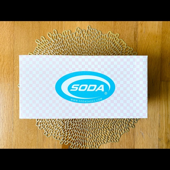 🔥FLASH SALE🔥 Rose Gold Rhinestone Slide Sandals - Picture 4 of 7